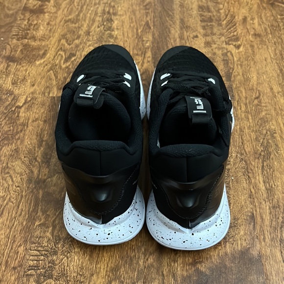 Nike Lebron Witness V Basketball Sneakers Size 11 - Picture 2 of 12
